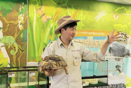 메이필드 호텔이 여름 방학을 맞아 다채로운 키즈 프로그램을 선보인다. 동물 친구 만나기, 창의성 높이는 미술 공작 하기 등 놀면서 학습이 저절로 되는 프로그램이 많다. 30개월 유아부터 초등학생까지 다양한 연령대의 아이들이 참여할 수 있다. 메이필드 호텔 제공